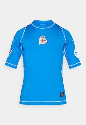 Modra športna majica s kratkimi rokavi in visokim ovratnikom, z logotipom na prsih in kontrastnim belim šivom ob šivih.