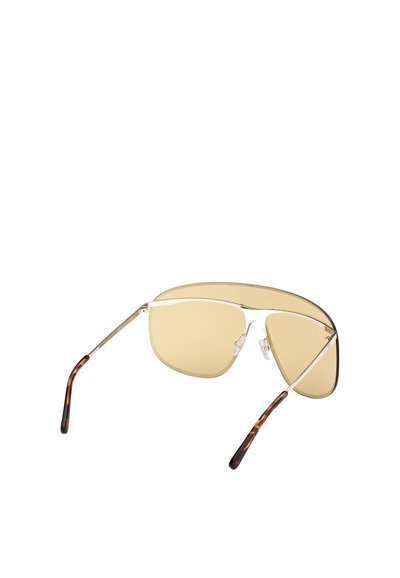 Stříbrné sluneční brýle s žlutými skly, velký geometrický tvar a temple s želvovinovým vzorem. Součástí jsou průhledné nosní podložky.