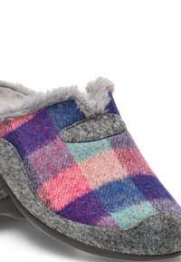 Zapatilla de casa sin cordones con parte superior de lana de cuadros multicolor, ribete de fieltro gris y forro interior suave de piel sintética gris, diseñada para la comodidad en interiores.