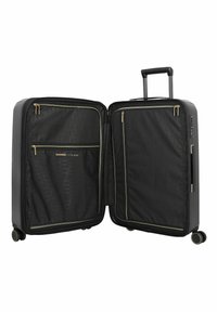 Maleta rígida negra abierta que muestra compartimentos interiores con cremallera, mango telescópico extendido y cuatro ruedas giratorias visibles.