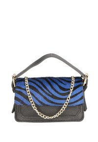 Borsa a tracolla con pelliccia a strisce zebra blu e nera, base in pelle nera texture e hardware in oro. Presenta un manico corto.