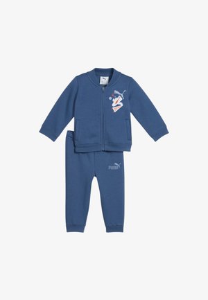 Completo di felpa blu e pantaloni realizzato in tessuto morbido. La felpa presenta una zip frontale e dettagli con logo, con polsini e vita a coste.