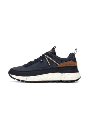 Zapatillas de navy con parte superior de malla texturizada, detalles en cuero marrón y una mediasuela blanca moteada. Presenta una suela de goma para mayor tracción.