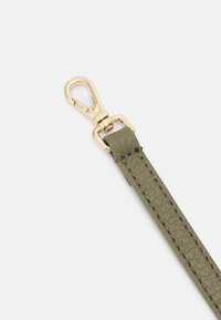 Coccinelle BEST CROSSBODY - Ülerinna-kott - laurel green