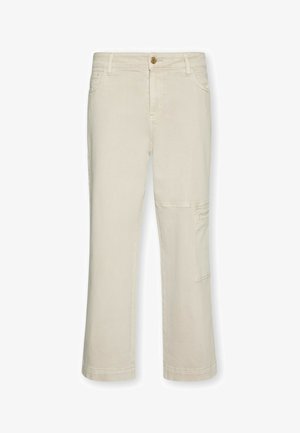 Pantalones beige de corte recto con botón frontal, bolsillos delanteros y tipo cargo, y trabillas para cinturón, presentados sobre un fondo blanco.