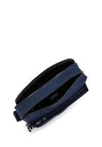 Tmavě modrá látková taška s dvěma zipovými přihrádkami, hladká textura a logo Kipling uvnitř, s malým ozdobným zipovým táhlem.