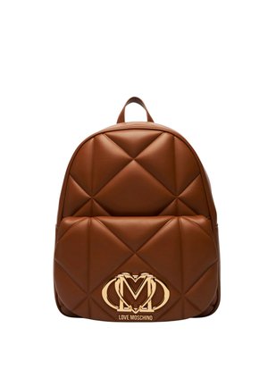 Zaino in pelle marrone trapuntata con tasca frontale, logo "M" color oro e testo "Love Moschino" sulla tasca.