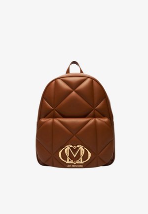 Zaino in pelle marrone trapuntata con tasca frontale, logo "M" color oro e testo "Love Moschino" sulla tasca.