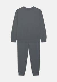 Grå sweatshirt och mjukisbyxor set. Mjukt material, ribbade ärmslut och midjeband, långa ärmar och enkel design utan mönster eller accenter.