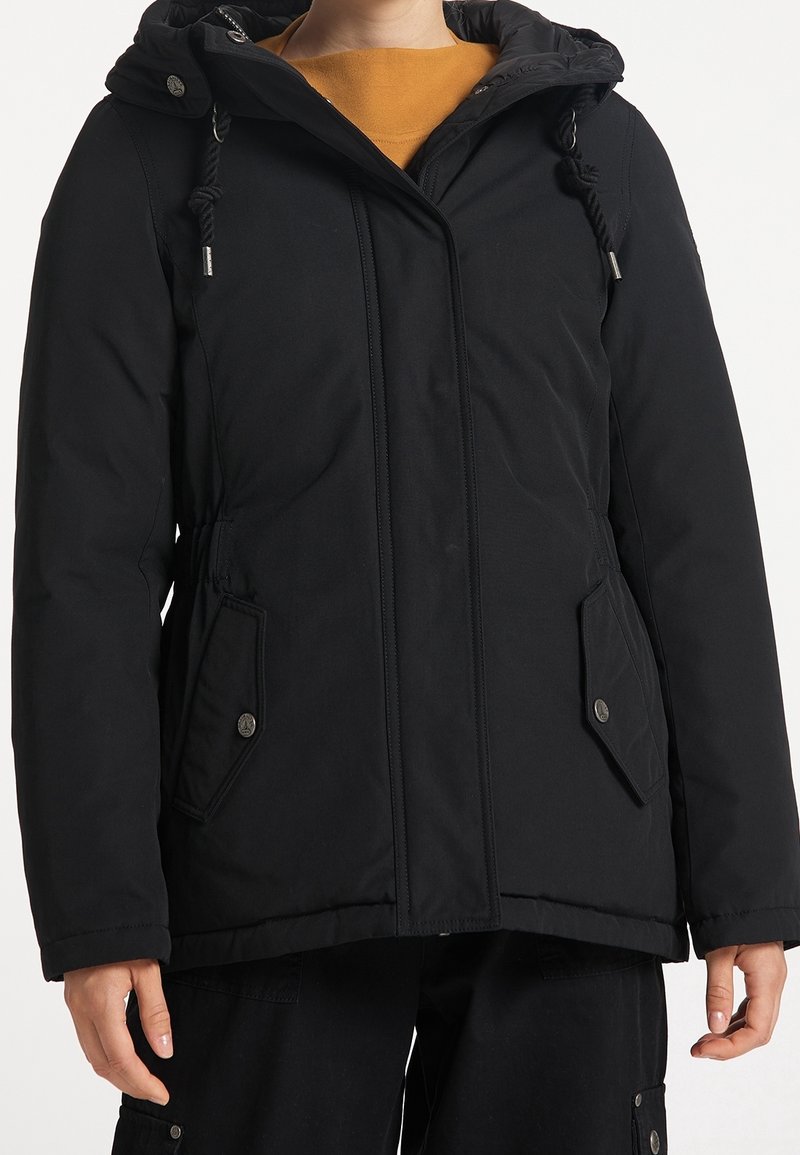 Giacca isolante nera con cappuccio, doppie tasche frontali e chiusura con zip. Realizzata in un tessuto liscio e resistente.