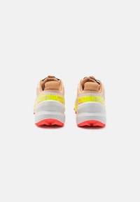 Salomon SPEEDCROSS 6 GTX - Běžecké boty do terénu - hazelnut/safety yellow/fiery coral