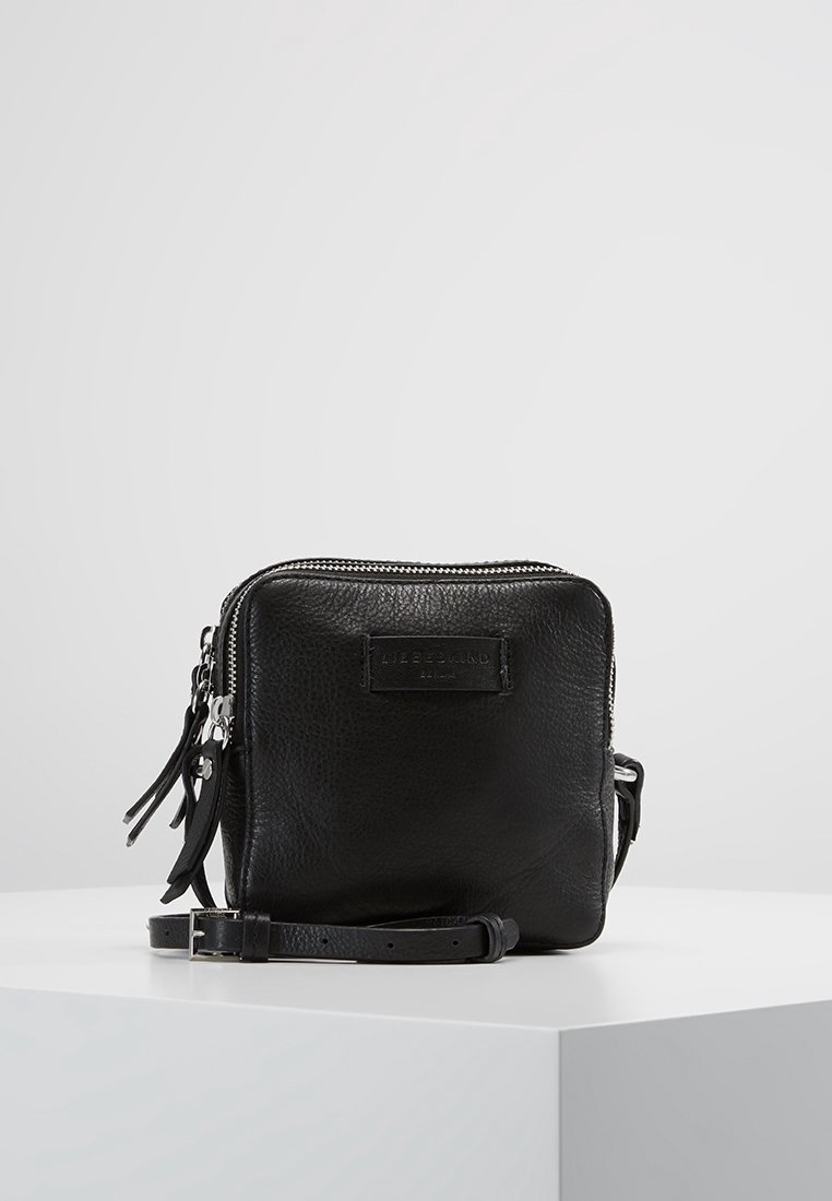 Borsa a tracolla nera in pelle con superficie texturizzata, chiusura a zip, tracolle removibili e un piccolo patch con logo sulla parte anteriore.