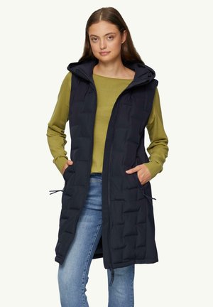 Gilet rembourré bleu marine avec capuche, fermeture éclair sur le devant et deux poches latérales. Présente une texture matelassée horizontale et des cordons de serrage ajustables à la taille.