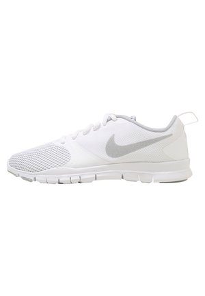 Baskets blanches de sport avec embout en mesh, lacets blancs et swoosh Nike gris sur le côté, vues de l'extérieur.