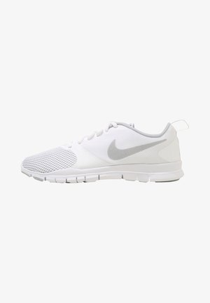 Baskets blanches de sport avec embout en mesh, lacets blancs et swoosh Nike gris sur le côté, vues de l'extérieur.