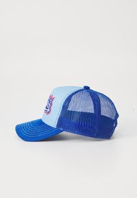 Casquette trucker en mesh bleu avec un panneau avant bleu clair. Présente un logo coloré à l'avant et des coutures blanches le long de la visière.