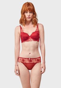 Rode kanten beha met een bloemmotief en doorschijnende accenten, gecombineerd met bijpassende hipsterstringtjes met een decoratieve tailleband. Soepele stofstructuur.