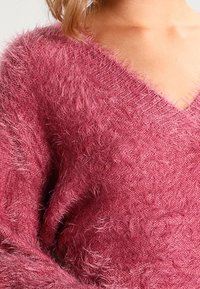 NA-KD Sweter