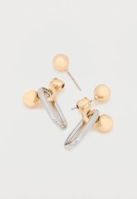 Arany és ezüst fülbevalók nagy aranygömbökkel és összefonódó fémes láncszemekkel, vegyes fém dizájnnal.