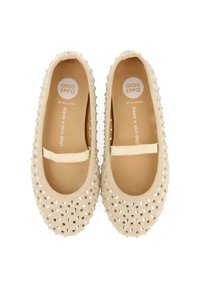 Ballerine beige in pelle con borchie argentate, punta tonda e fascia elasticizzata sopra il piede, dotate di una sottofodera liscia.