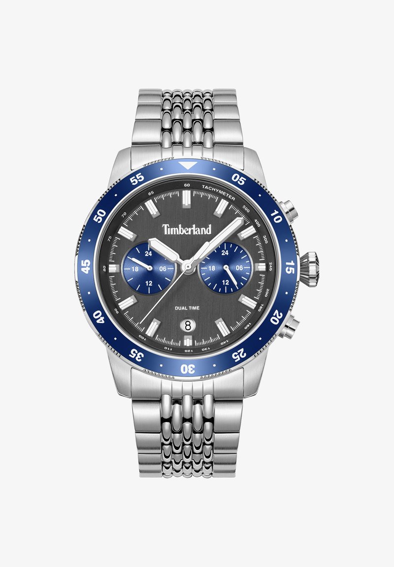 Montre Timberland en métal argenté avec cadran noir, lunette bleue, sous-cadrans à double fuseau horaire, tachymètre, guichet de date et bracelet à maillons.