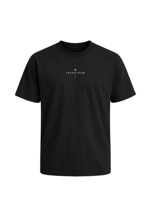 Schwarzes T-Shirt mit kurzen Ärmeln und weißem Text "NEVERTHELESS" sowie einem kleinen Sternsymbol in der Mitte der Brust.