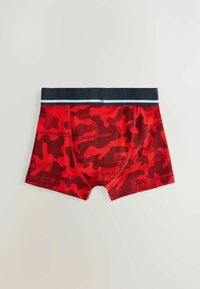 Boxer shorts camouflage rouges avec une taille élastique noire comportant une bande bleue et du texte imprimé dans des polices et tailles variées.