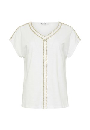 Blusa blanca de manga corta con escote en V y ribete trenzado en dorado y verde a lo largo del escote, los hombros y el centro delantero.