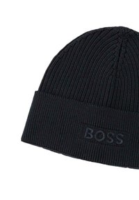 Czarna dziana czapka beanie o prążkowanej fakturze i podwiniętym mankiecie, z tonalnym logo "BOSS" z przodu.