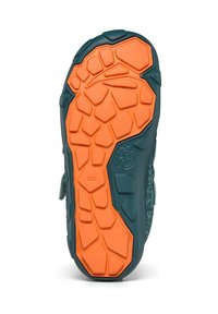 Suola di scarpa con un design arancione e verde scuro. Presenta un motivo di presa testurizzato con forme esagonali e un'etichetta di dimensione "28" sul lato.