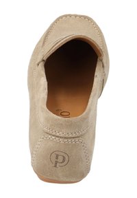 Beige Wildlederschuh mit runder Zehenpartie und offenem Design, mit kontrastierenden Nähten und einem geprägten Logo an der Seite. Glattes Innenfutter.