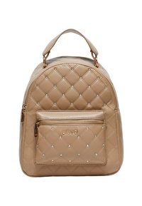Zaino beige trapuntato in pelle sintetica, con tasca frontale con zip, dettagli in strass e manico a toppa rotonda.