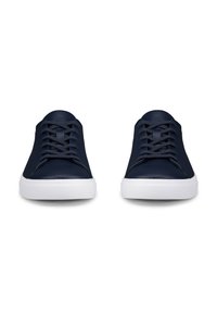 Ζευγάρι ναυτικού μπλε sneakers χαμηλού προφίλ με λευκές σόλες, εμπρόσθια όψη, που δείχνει κορδόνια και λείο δερμάτινο υφή.