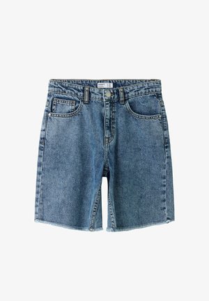 Blå denimshorts med knaplukning foran, bæltestropper og fem lommer, med rå kant og let falmet vask.