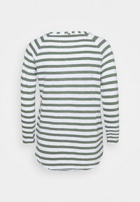 Chemise à manches longues avec des rayures horizontales vertes et blanches, en coton doux, avec un ourlet arrondi et un petit bouton au dos du col.