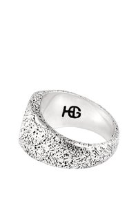 Silberner Ring mit strukturiertem Finish, breiter Form und kantigem Design. Schwarzes Logo innen am Band.