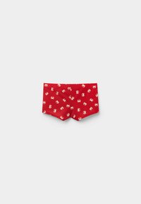 Røde badeshorts med et krabbemønster i hvid, lavet af glat stof, med en moderat benlængde og elastisk talje.