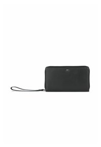 Cartera de cuero negro con un acabado texturizado, forma rectangular, cierre de cremallera y correa para la muñeca adjunta. Presenta un pequeño emblema en la parte frontal.