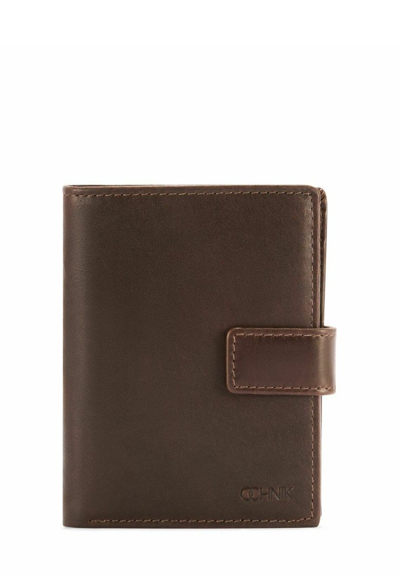 Brązowy skórzany portfel o gładkiej fakturze, z dwudzielnym projektem i zapięciem na zatrzask. Posiada detale przeszyć oraz wytłoczone logo na przodzie.