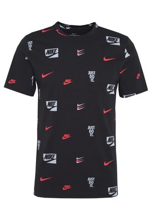 Czarna bawełniana koszulka z krótkim rękawem, z różnymi logo Nike oraz napisem "Just Do It" w czerwonym i białym kolorze rozmieszczonym na całym wzorze.