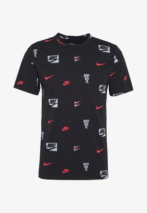 T-shirt en coton noir à manches courtes, arborant divers logos Nike et le texte "Just Do It" en rouge et blanc sur l'ensemble du design.