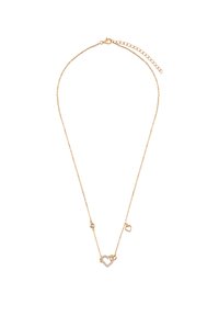 Złoty naszyjnik z łańcuszka z centralnym wisiorkiem w kształcie serca ozdobionym cyrkoniami, z mniejszymi dekoracyjnymi akcentami w kształcie serca i okręgu po bokach.