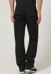 Svarta cargo-byxor gjorda av slitstarkt tyg, med flera sidofickor, raka ben och skräddarsydda bakfickor.