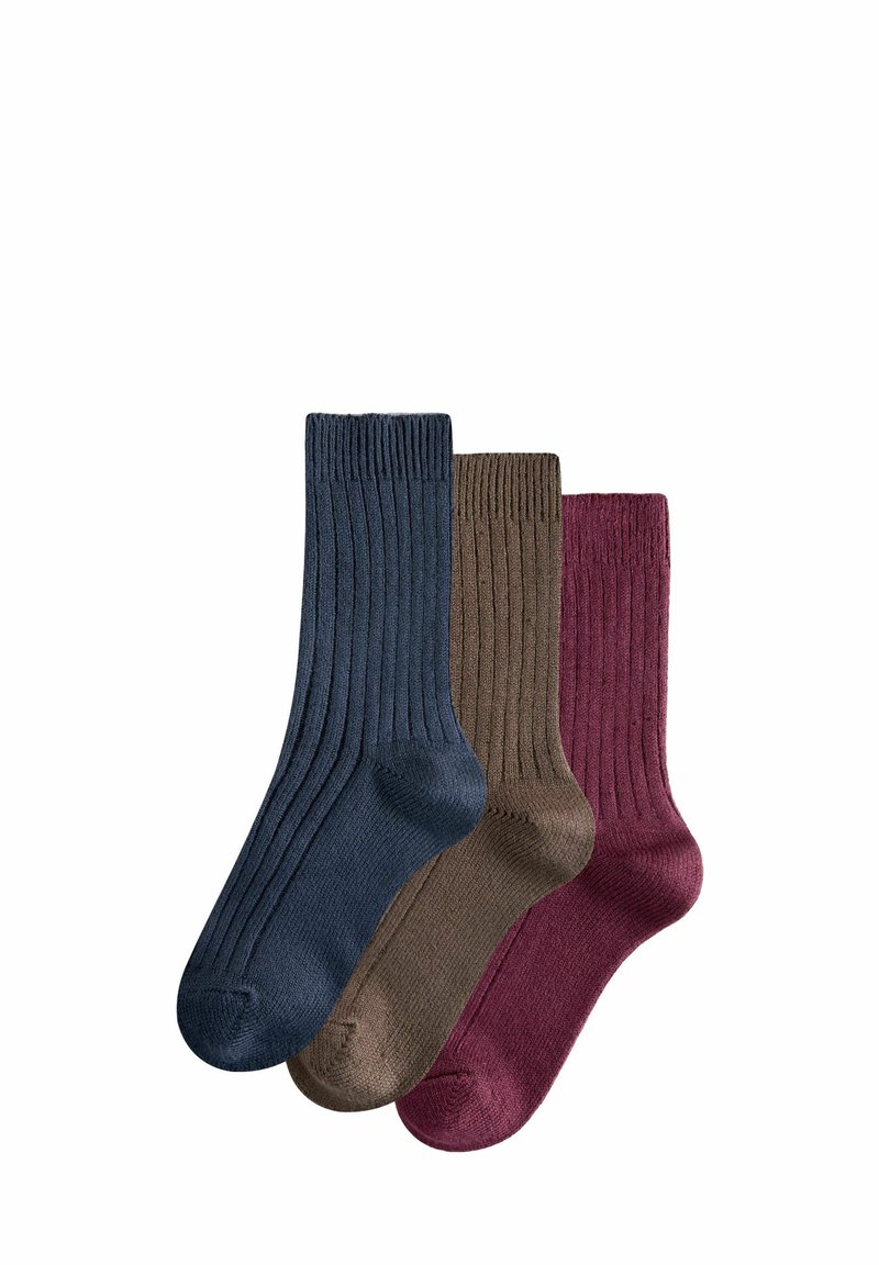 Tres pares de calcetines acanalados en azul marino, marrón y burdeos. Cada calcetín presenta un puño cómodo y una textura suave y lisa.