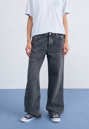 MILLA WIDE LEG REGULAR - Platėjantys džinsai - mid grey