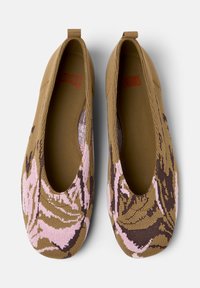 Two pairs of flat shoes with a floral design, featuring a brown base and pink accents, displayed from a top-down view against a white background.