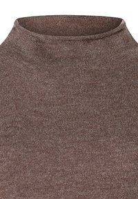 Brun mock neck-tröja i mjuk stickad kvalitet. Ribbad textur med en figurnära passform. Inga synliga mönster eller utsmyckningar.