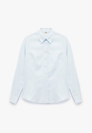 Lichtblauwe lange mouwen shirt gemaakt van zacht materiaal, met een puntige kraag, een sluiting met knopen aan de voorkant en zijpanelen voor een mooie vorm.