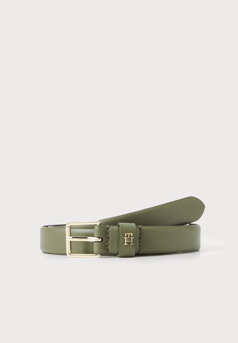 Cinto de pele verde-oliva com fivela em metal dourado, detalhe do logo e textura suave. Apresenta costura ao longo das bordas.