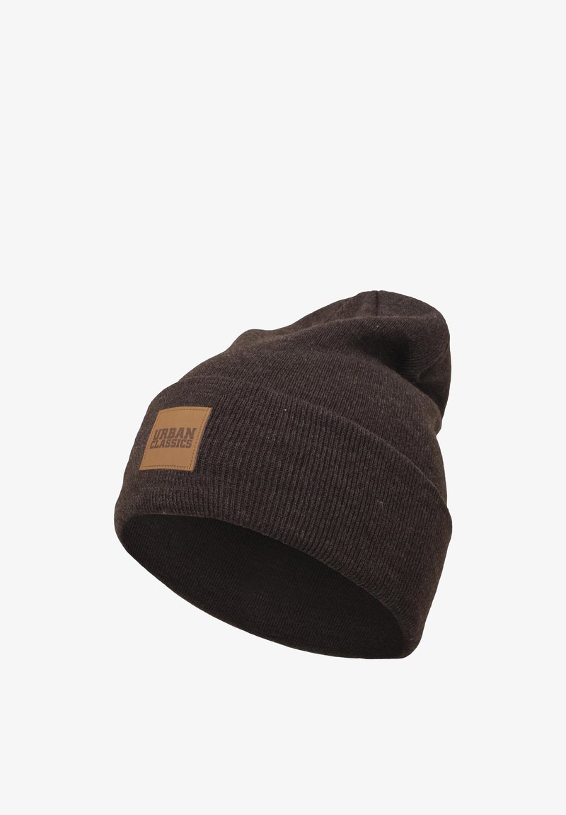 Berretto lavorato a maglia marrone scuro con risvolto piegato e una piccola etichetta beige con la scritta "Urban Classics."